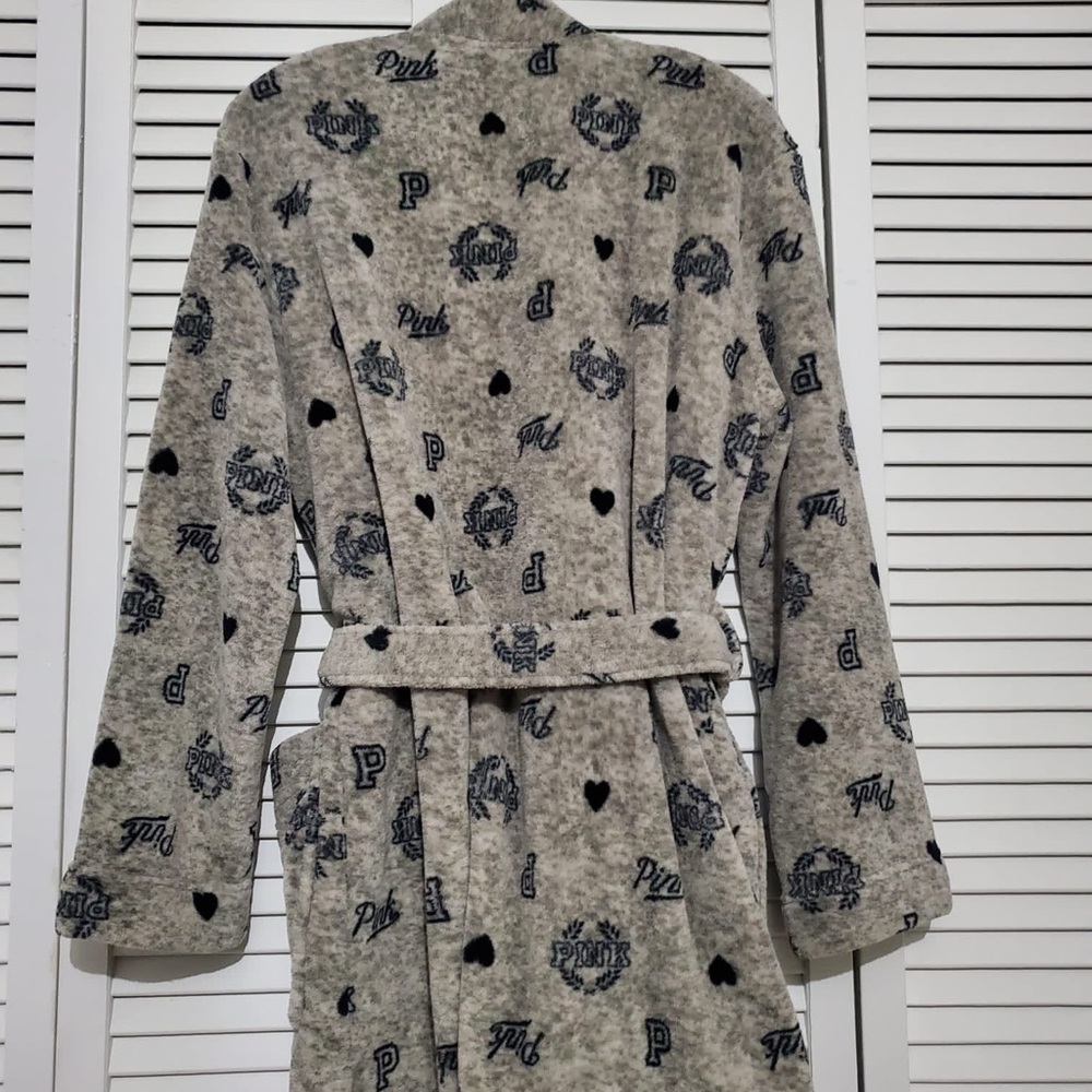 Pink by Victoria’s Secret robe brand new